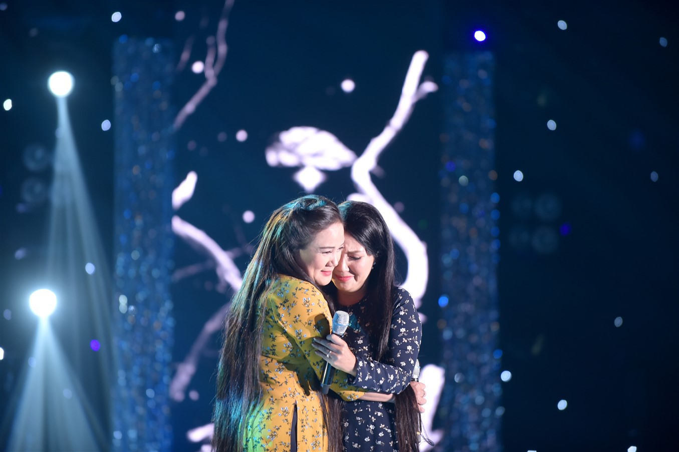 Thánh nữ Bolero Jang Mi được danh ca Phương Dung khen ngợi hết lời Thánh nữ Bolero Jang Mi được danh ca Phương Dung khen ngợi hết lời